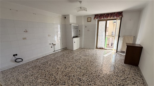 Appartamento Al Piano Ammezzato Di 2 Vani Oltre Accessori. Doppia Esposizione.